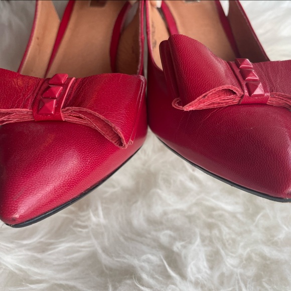 Pinup girl style sling back heels with bow toe. - Picture 2 of 9